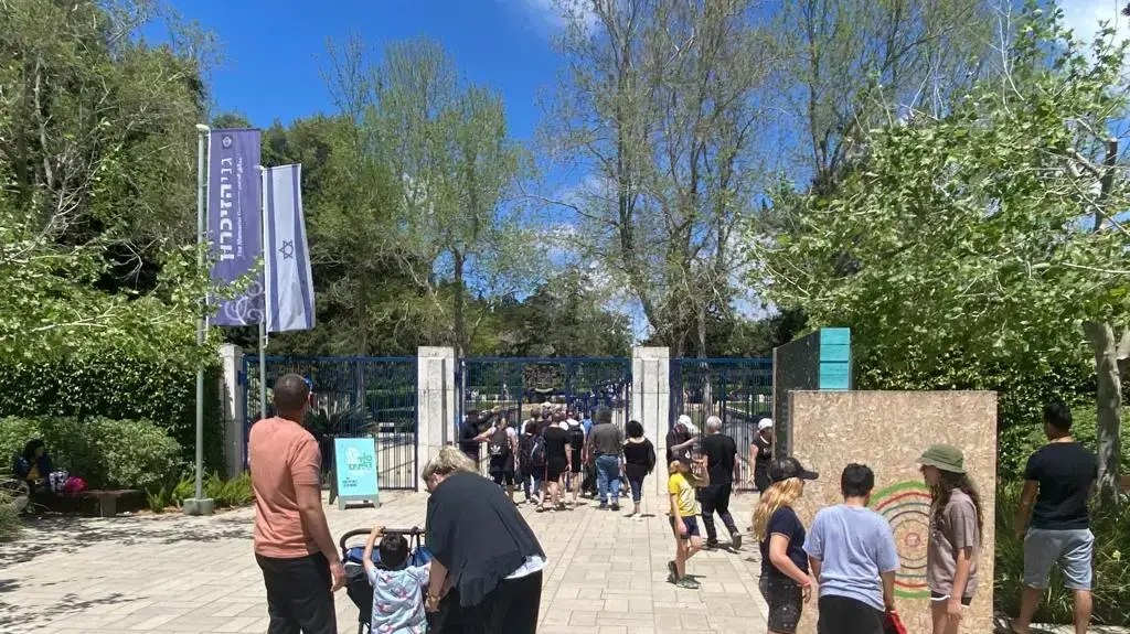 אלפים מטיילים בגני רמת הנדיב בזכרון יעקב אלפים מטיילים בגני רמת הנדיב בזכרון יעקב