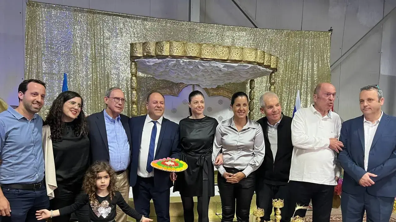 מרב מיכאלי וחברי מפלגת העבודה במימונה בביתו של ניסים לסרי, 23 באפריל 2022 מרב מיכאלי וחברי מפלגת העבודה במימונה בביתו של ניסים לסרי, 23 באפריל 2022