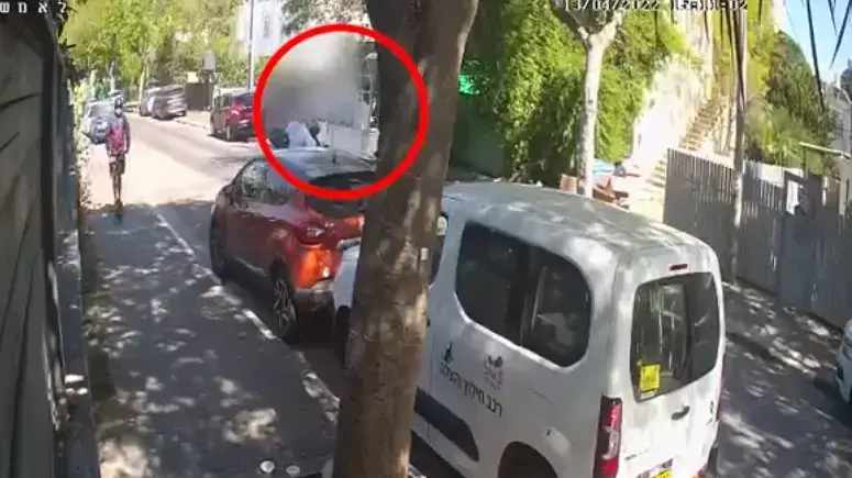 המשטרה עצרה גבר בחשד כי גנב קלנועית של אישה נכה בת"א. החשוד אותר, החזיר את הקלנועית הגנובה, שהושבה ע"י השוטרים לבעליה
