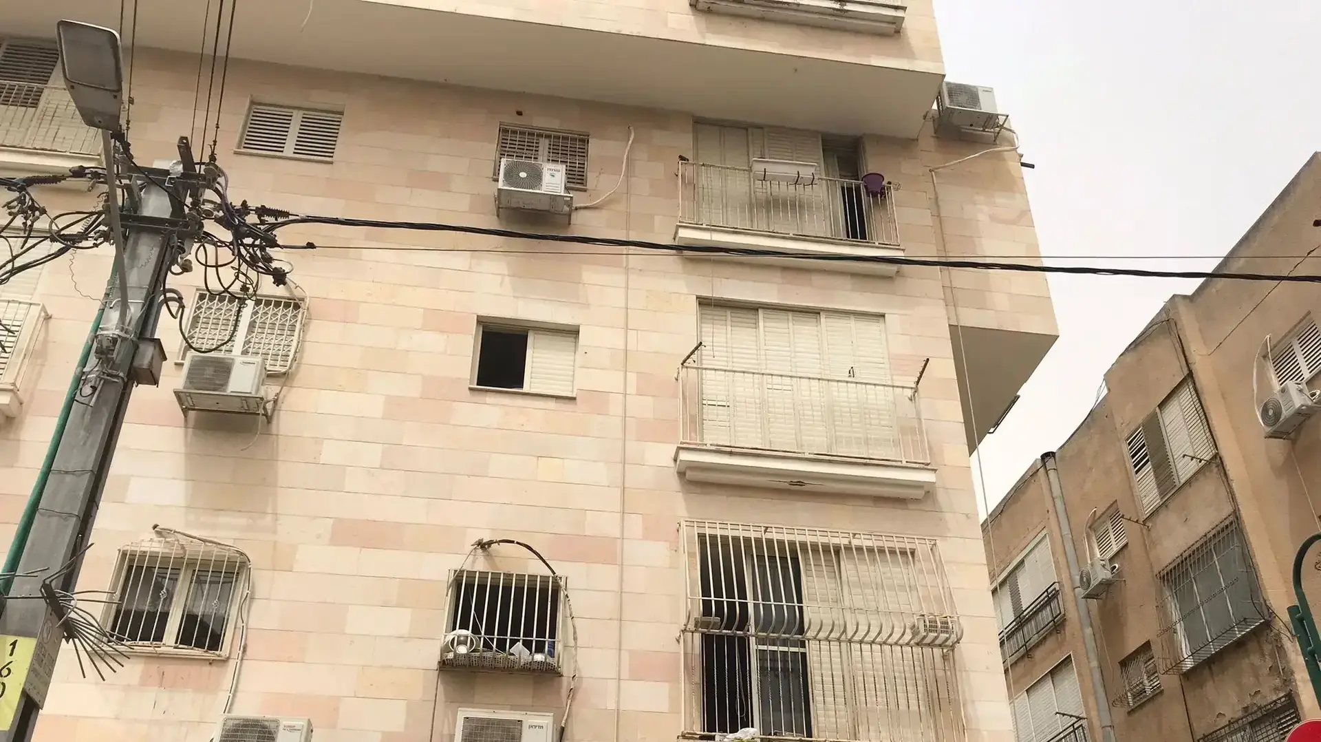זירת הנפילה של הילד בן השלוש מקומה שלישית ברחוב נורדאו בבני ברק