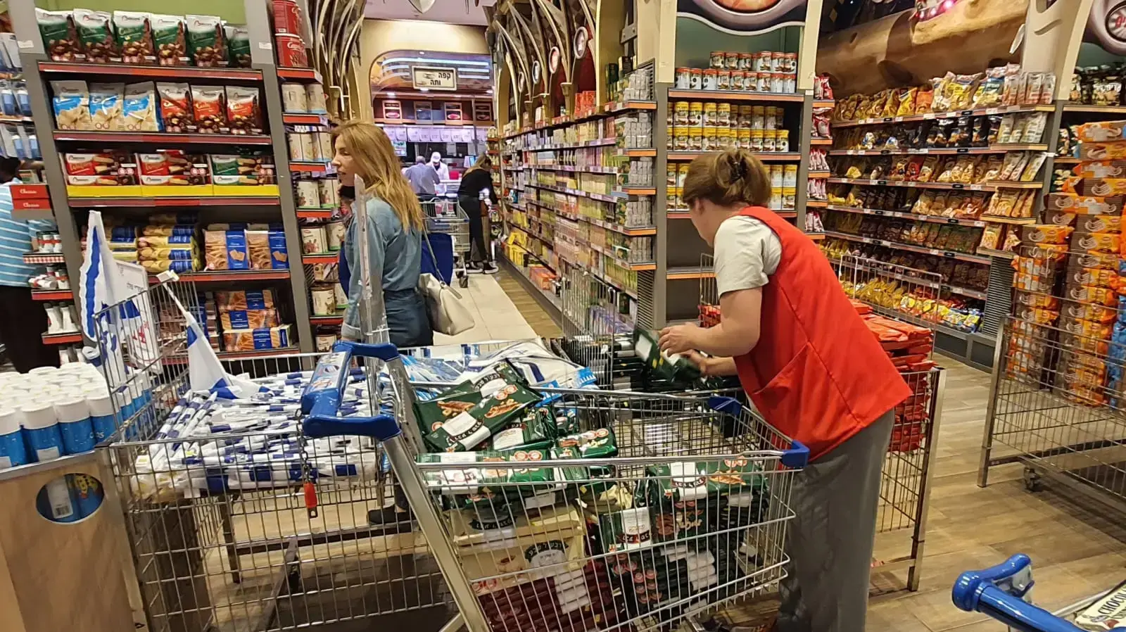 הורדת מוצרי שטראוס ממדפי הסופרים הורדת מוצרי שטראוס ממדפי הסופרים