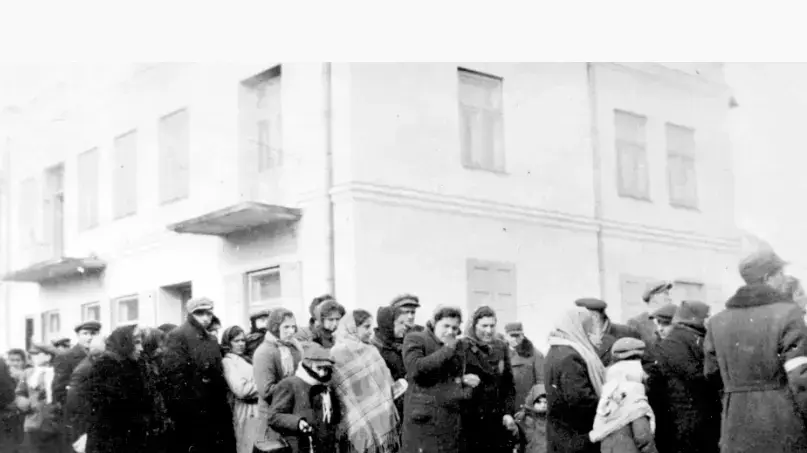 יהודים מרוכזים לקראת גירושם בפולין יהודים מרוכזים לקראת גירושם בפולין