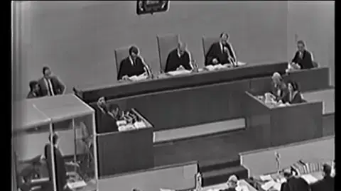 ישיבת הפתיחה במשפט אייכמן - אב בית הדין מקריא לאייכמן את האישומים נגדו 
25.4.22