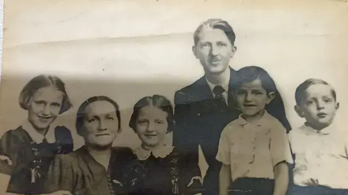 משפחה של סימון - 10 ימים לפני שהמשפחה נשלחה לאושויץ משפחה של סימון - 10 ימים לפני שהמשפחה נשלחה לאושויץ