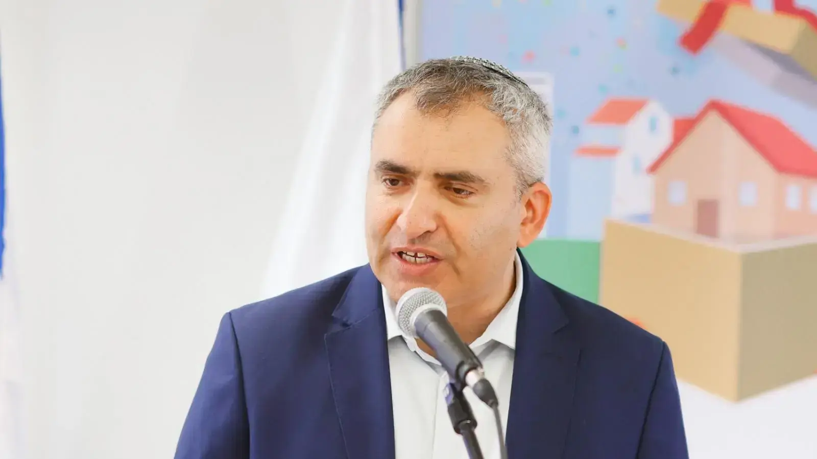 שר הבינוי והשיכון זאב אלקין בהגרלה הראשונה של תכנית "דירה בהנחה", במעמד שר המשפטים גדעון סער, מנכ"ל משרד הבינוי והשיכון אביעד פרידמן ומנהל רשות מקרקעי ישראל ינקי קוינט שר הבינוי והשיכון זאב אלקין בהגרלה הראשונה של תכנית "דירה בהנחה", במעמד שר המשפטים גדעון סער, מנכ"ל משרד הבינוי והשיכון אביעד פרידמן ומנהל רשות מקרקעי ישראל ינקי קוינט