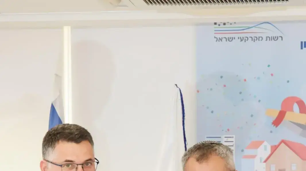 שר הבינוי והשיכון זאב אלקין בהגרלה הראשונה של תכנית "דירה בהנחה", במעמד שר המשפטים גדעון סער, מנכ"ל משרד הבינוי והשיכון אביעד פרידמן ומנהל רשות מקרקעי ישראל ינקי קוינט שר הבינוי והשיכון זאב אלקין בהגרלה הראשונה של תכנית "דירה בהנחה", במעמד שר המשפטים גדעון סער, מנכ"ל משרד הבינוי והשיכון אביעד פרידמן ומנהל רשות מקרקעי ישראל ינקי קוינט