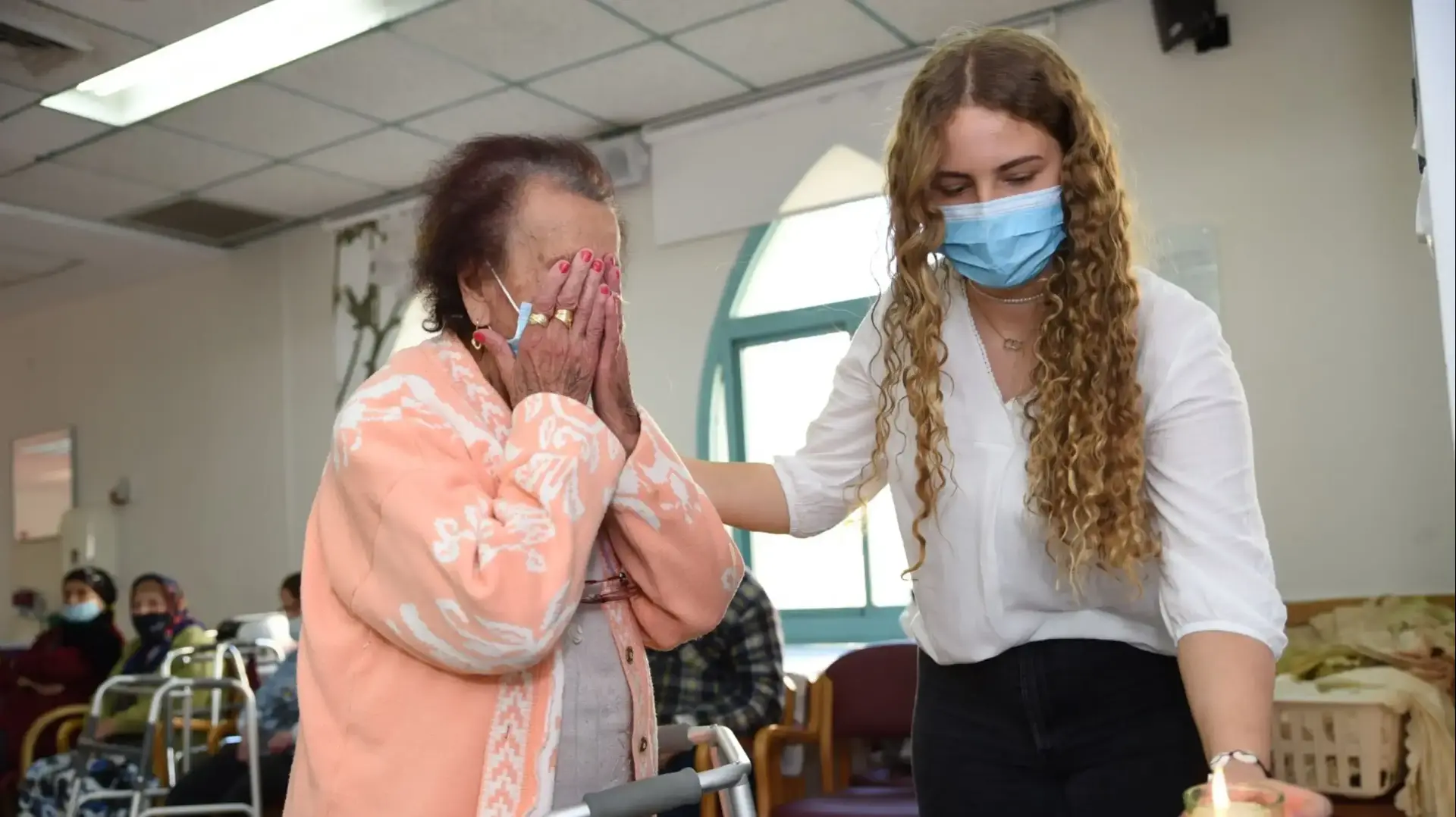לין הובר במהלך אירוע עם ניצולי שואה לין הובר במהלך אירוע עם ניצולי שואה