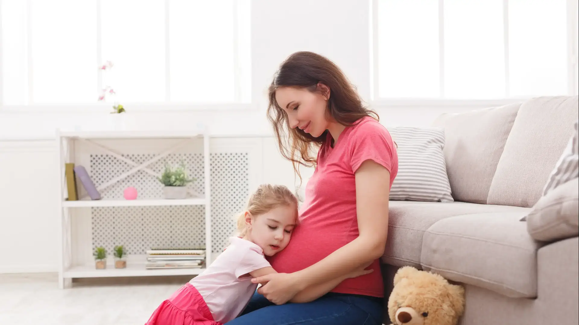 אישה בהיריון עם ילדה אישה בהיריון עם ילדה