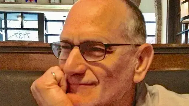 נתן סטולצפוס, סופר והיסטוריון אמריקני, חקר את מחאת רוזנשטראסה