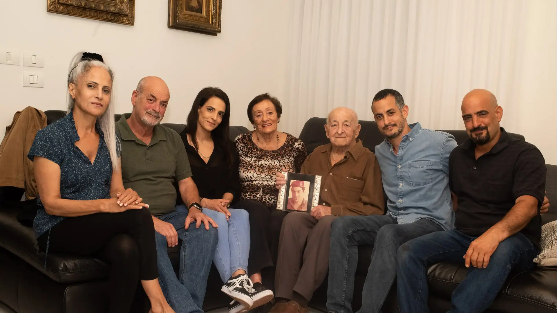 פטר, אביו של דורון בכרך, אסתר בת זוגו, הבן רמי, הכלה סיגי, הנכדה קארין, הנכדים דור וגיא
פטר, אביו של דורון בכרך, אסתר בת זוגו, הבן רמי, הכלה סיגי, הנכדה קארין, הנכדים דור וגיא