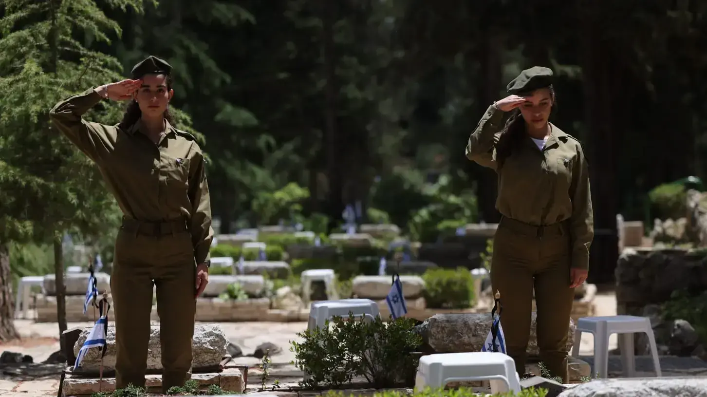 הנחת דגל ישראל על קברי חללי מערכות ישראל. הר הרצל, ירושלים, 2 במאי 2022 הנחת דגל ישראל על קברי חללי מערכות ישראל. הר הרצל, ירושלים, 2 במאי 2022