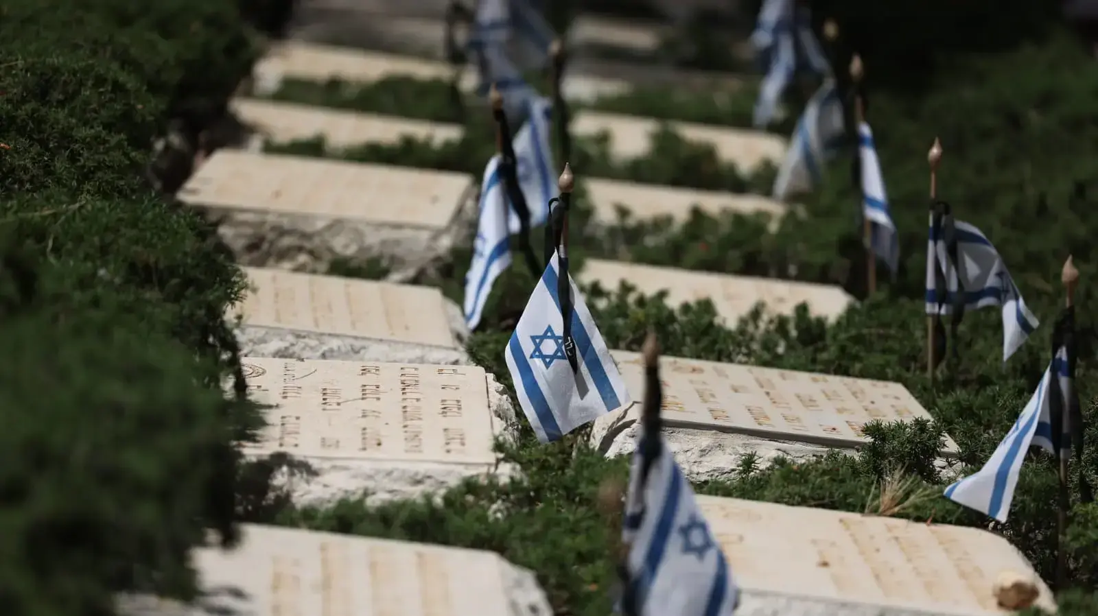הנחת דגל ישראל על קברי חללי מערכות ישראל. הר הרצל, ירושלים, 2 במאי 2022 הנחת דגל ישראל על קברי חללי מערכות ישראל. הר הרצל, ירושלים, 2 במאי 2022