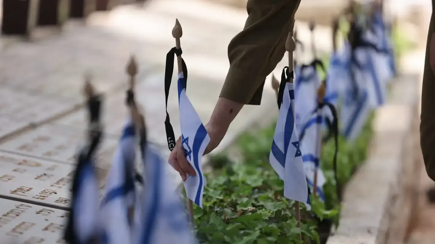 הנחת דגל ישראל על קברי חללי מערכות ישראל. הר הרצל, ירושלים, 2 במאי 2022