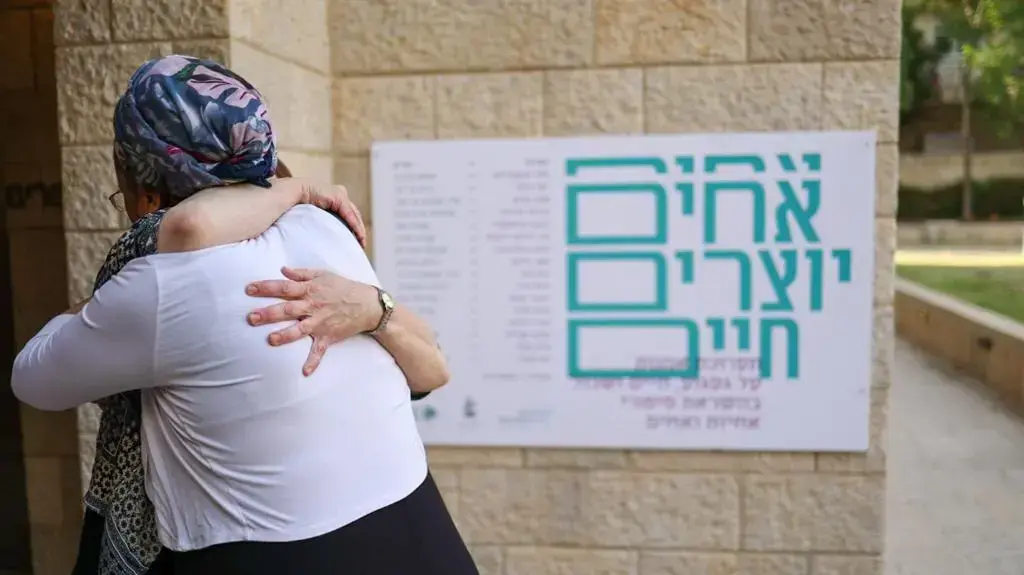איטה מוניץ, אחות שכולה, בתערוכת "האחים שלנו", 1 במאי 2022 איטה מוניץ, אחות שכולה, בתערוכת "האחים שלנו", 1 במאי 2022