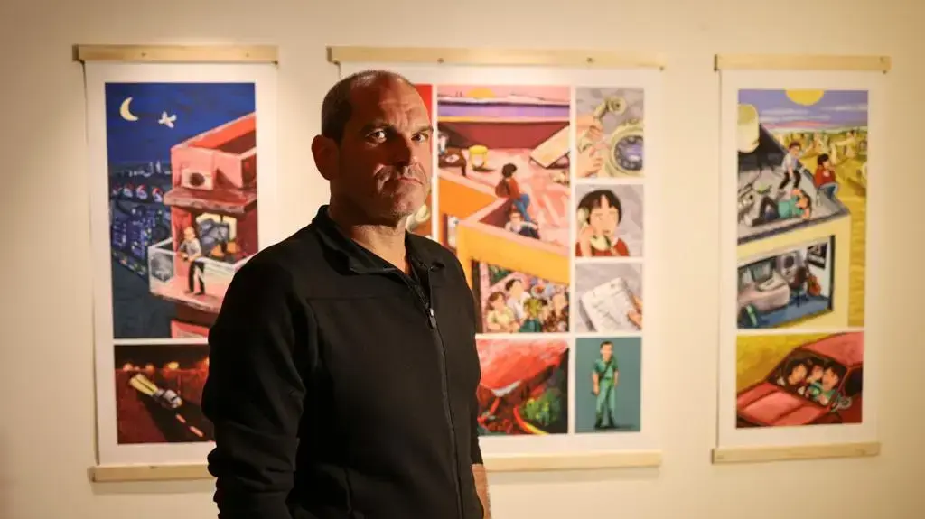 עמית כמיל, אח שכול, בתערוכת "האחים שלנו", 1 במאי 2022 עמית כמיל, אח שכול, בתערוכת "האחים שלנו", 1 במאי 2022