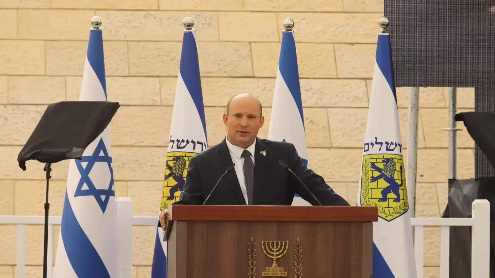 ראש הממשלה, נפתלי בנט במהלך השתתפותו בטקס הזיכרון ביד לבנים 3 במאי 2022 ראש הממשלה, נפתלי בנט במהלך השתתפותו בטקס הזיכרון ביד לבנים 3 במאי 2022