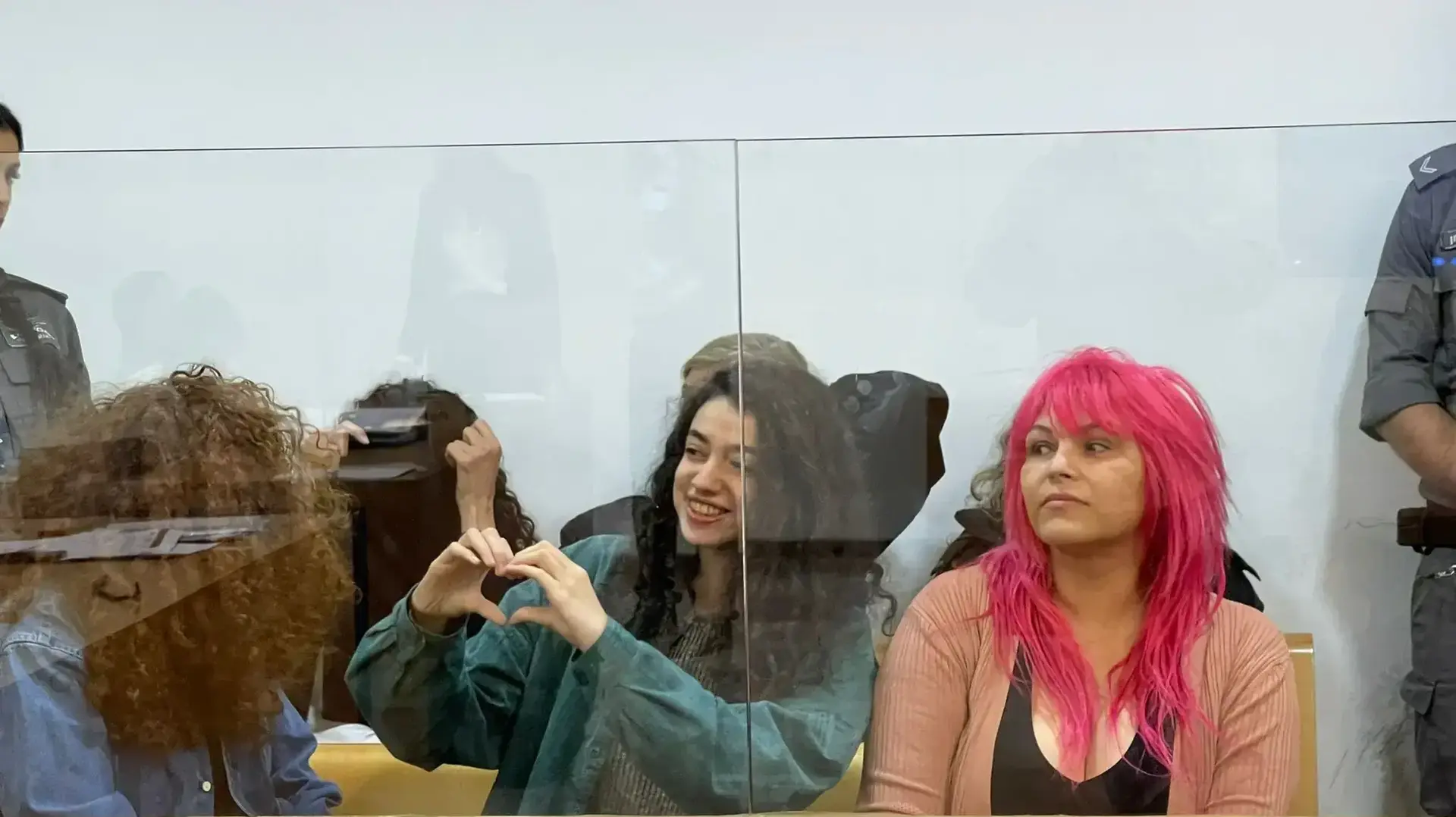 שחרור המפגינים שנעצרו מול ביתה של שרון אלרעי פרייס, 2 במאי 2022 שחרור המפגינים שנעצרו מול ביתה של שרון אלרעי פרייס, 2 במאי 2022