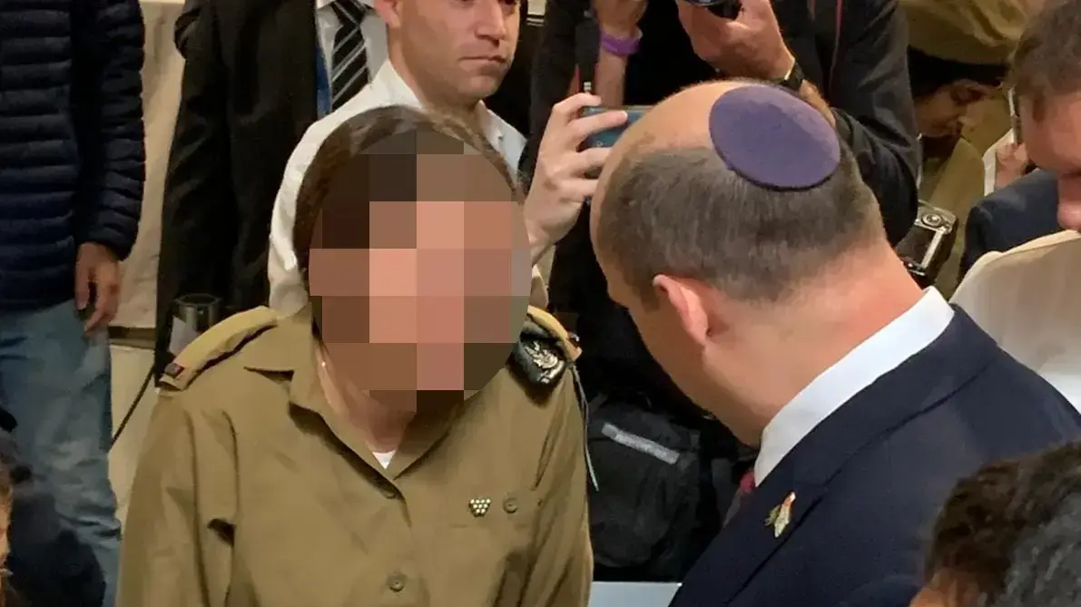 ראש הממשלה בנט נפגש עם הבת של עמנואל מורנו ביום הזיכרון 04 במאי 2022 ראש הממשלה בנט נפגש עם הבת של עמנואל מורנו ביום הזיכרון 04 במאי 2022