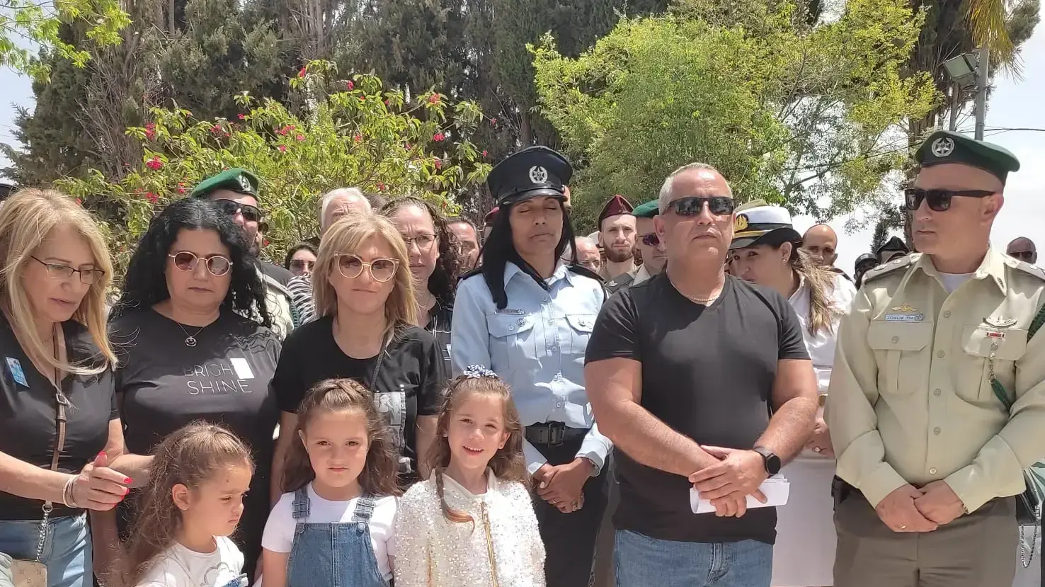 הוריה של חיילת מגב הדר כהן ז"ל ביחד עם שתי ילדות שנקראו על שמה בטקס האזכרה בבית העלמין ביהוד מונוסון 04 במאי 2022 הוריה של חיילת מגב הדר כהן ז"ל ביחד עם שתי ילדות שנקראו על שמה בטקס האזכרה בבית העלמין ביהוד מונוסון 04 במאי 2022