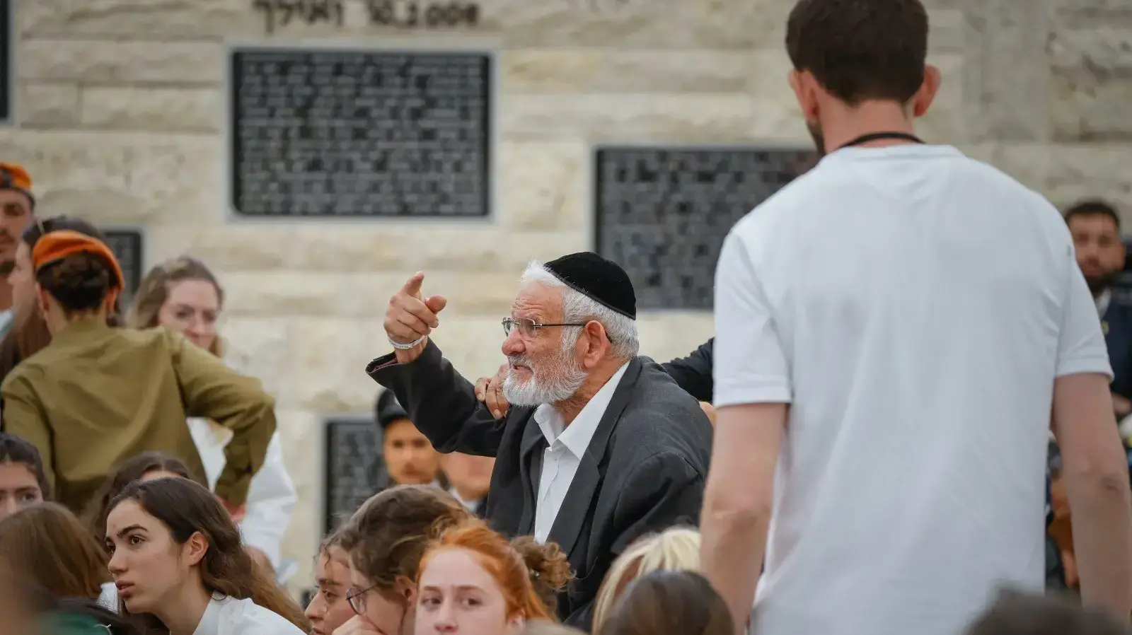המשפחות השכולות צועקות אל עבר ראש הממשלה בנט בטקס יום הזיכרון לנפגעי פועולות האיבה 04 במאי 2022 המשפחות השכולות צועקות אל עבר ראש הממשלה בנט בטקס יום הזיכרון לנפגעי פועולות האיבה 04 במאי 2022