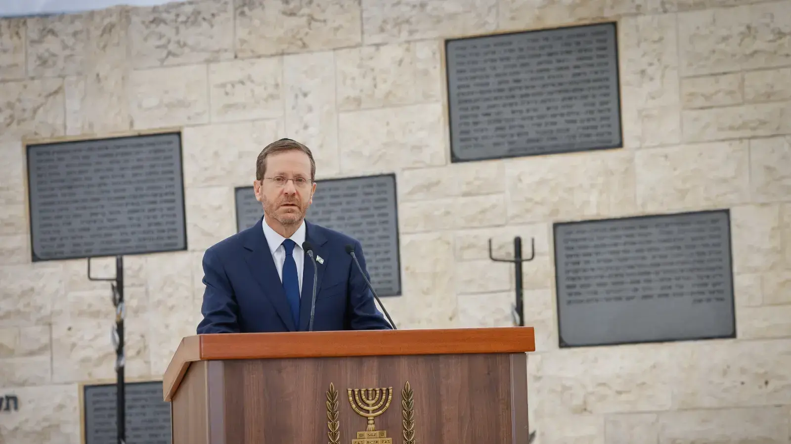 הרצוג בטקס יום הזיכרון לנפגעי פועולות האיבה 04 במאי 2022 הרצוג בטקס יום הזיכרון לנפגעי פועולות האיבה 04 במאי 2022