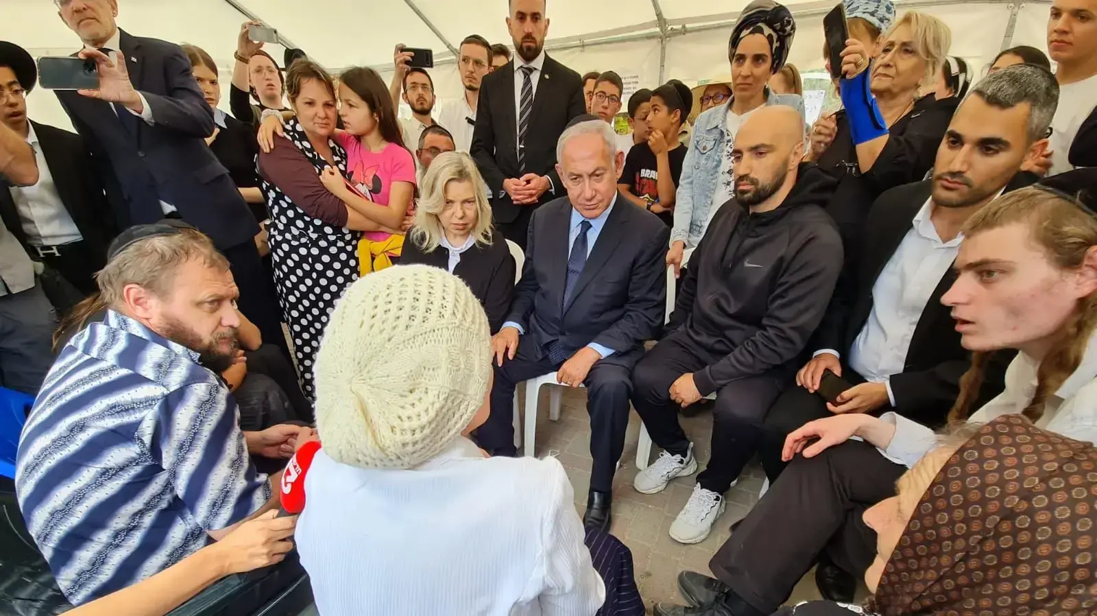 ראש הממשלה לשעבר בנימין נתניהו ורעייתו שרה נתניהו ביקרו את משפחתו של ויאצ'סלב גולב שנרצח בפיגוע באריאל.
04.05.22
ראש הממשלה לשעבר בנימין נתניהו ורעייתו שרה נתניהו ביקרו את משפחתו של ויאצ'סלב גולב שנרצח בפיגוע באריאל.
04.05.22