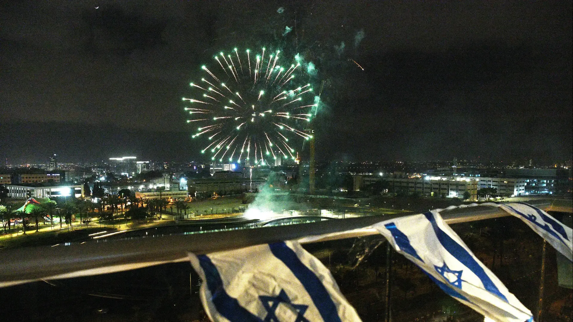 זיקוקים בפתח תקווה 4 במאי 2022 