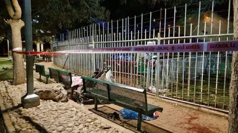 עגלת תינוק וחפצים שנשארו על הספסלים וננטשו במהלך הבריחה מזירת הפיגוע באלעד. 5 במאי 2022 עגלת תינוק וחפצים שנשארו על הספסלים וננטשו במהלך הבריחה מזירת הפיגוע באלעד. 5 במאי 2022