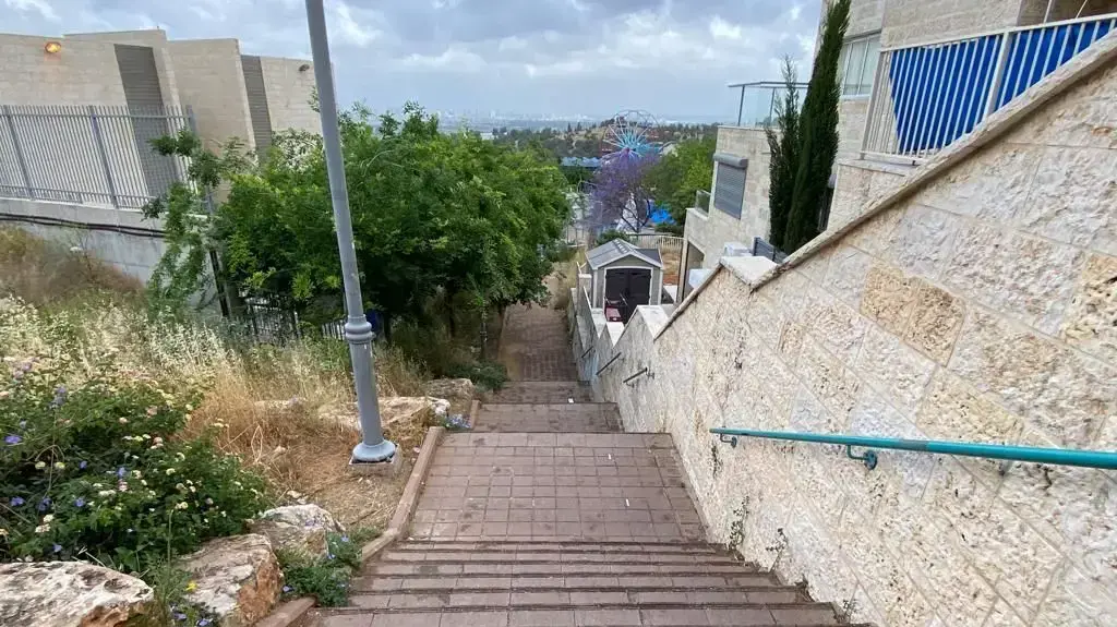 הפיגוע באלעד | המדרגות לכיוון האמפי פארק הפיגוע באלעד | המדרגות לכיוון האמפי פארק