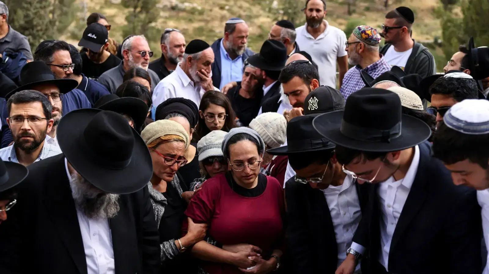 מסע הלוויתו של בועז גול. הר המנוחות, ירושלים 6 במאי 2022
מסע הלוויתו של בועז גול. הר המנוחות, ירושלים 6 במאי 2022