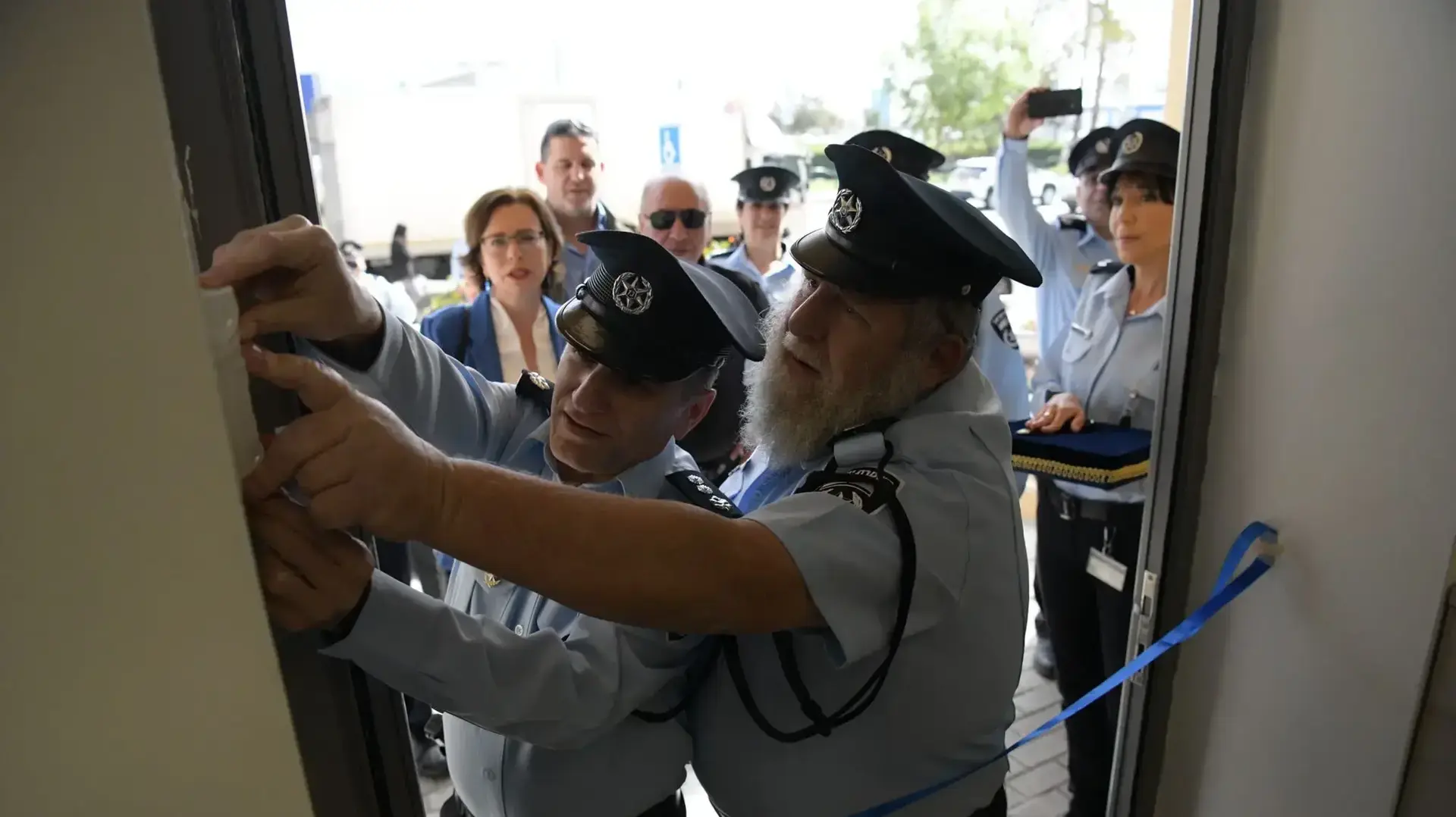 נצ״מ אלי מגן עם רב המחוז סנ״צ אנשל פרידמן, קובע מזוזה במטה החדש 08.05.22 נצ״מ אלי מגן עם רב המחוז סנ״צ אנשל פרידמן, קובע מזוזה במטה החדש 08.05.22