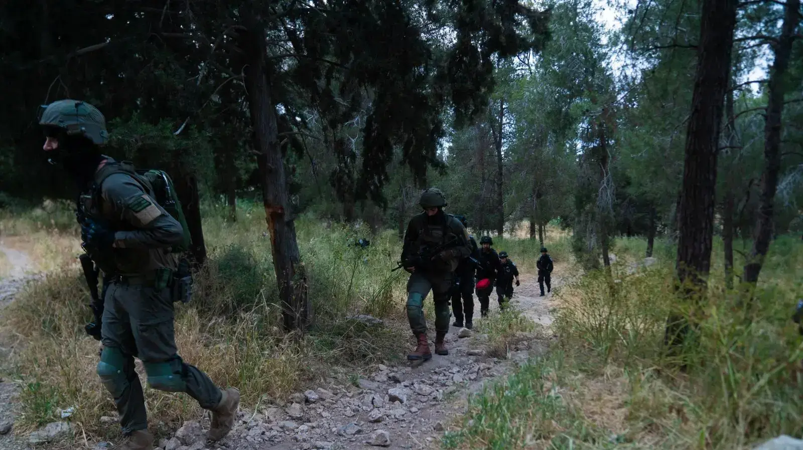 תיעוד מפעילות כוחות הביטחון כחלק מהמצוד אחר המחבלים שביצעו את הפיגוע באלעד תיעוד מפעילות כוחות הביטחון כחלק מהמצוד אחר המחבלים שביצעו את הפיגוע באלעד