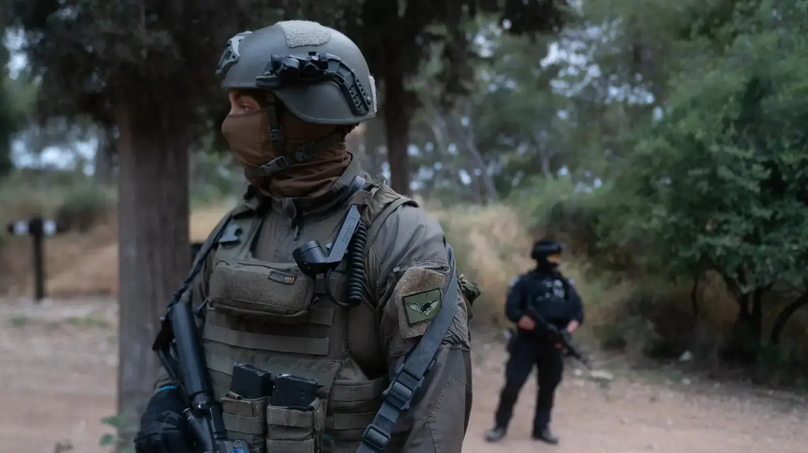 תיעוד מפעילות כוחות הביטחון כחלק מהמצוד אחר המחבלים שביצעו את הפיגוע באלעד תיעוד מפעילות כוחות הביטחון כחלק מהמצוד אחר המחבלים שביצעו את הפיגוע באלעד