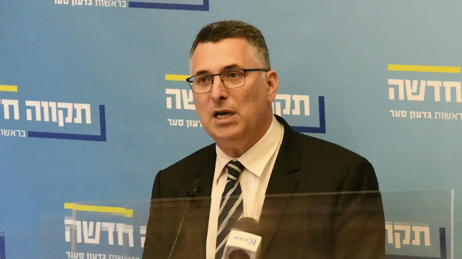 יו"ר תקווה חדשה, גדעון סער במהלך ישיבת סייעתו בכנסת 9 במאי 2022 יו"ר תקווה חדשה, גדעון סער במהלך ישיבת סייעתו בכנסת 9 במאי 2022