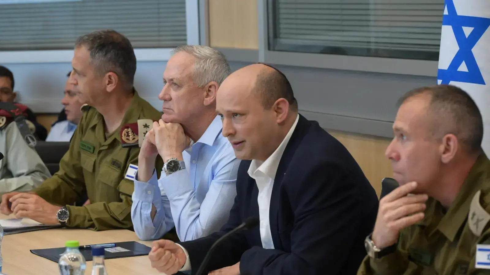ראש הממשלה, נפתלי בנט, ושר הביטחון, בני גנץ, השתתפו, בתרגיל "מרכבות האש" של צה"ל, בבסיס הקריה, במעמד הרמטכ"ל, רב-אלוף אביב כוכבי, ראש המל"ל, המזכיר הצבאי, ראש אמ"ץ, ראש אמ"ן, 10 במאי 2022