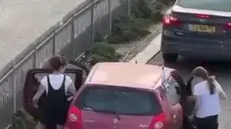 ישראליות ממהרות להסיר את דגלי ישראל מרכבם ישראליות ממהרות להסיר את דגלי ישראל מרכבם