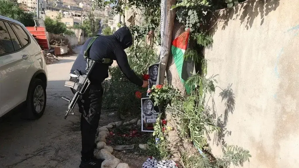 עולים רבים לנקודת בה מצאה את מותה של שירין אבו עאקלה ובהם חמושים עולים רבים לנקודת בה מצאה את מותה של שירין אבו עאקלה ובהם חמושים