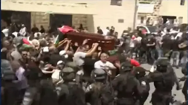 עימותים עם נושאי הארון בהלוויתה של עיתונאית אל ג'זירה שירין אבו עאקלה. 13 במאי 2022.