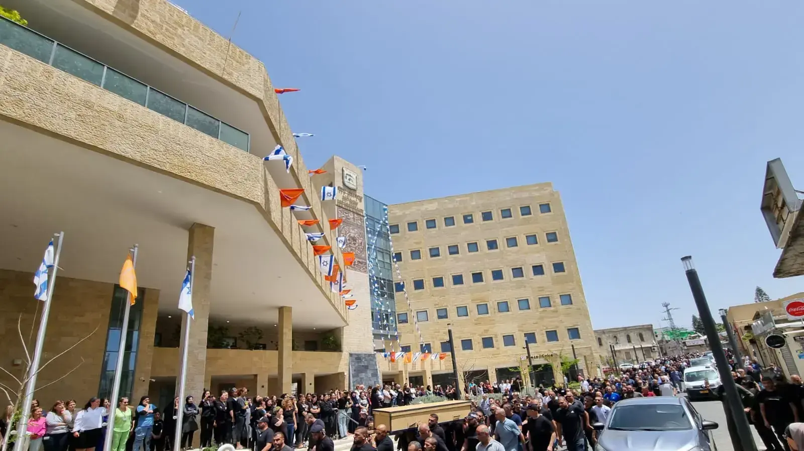 הלווייתה של פאתן אל זינאתי חולפת על פני בניין עיריית לוד הלווייתה של פאתן אל זינאתי חולפת על פני בניין עיריית לוד