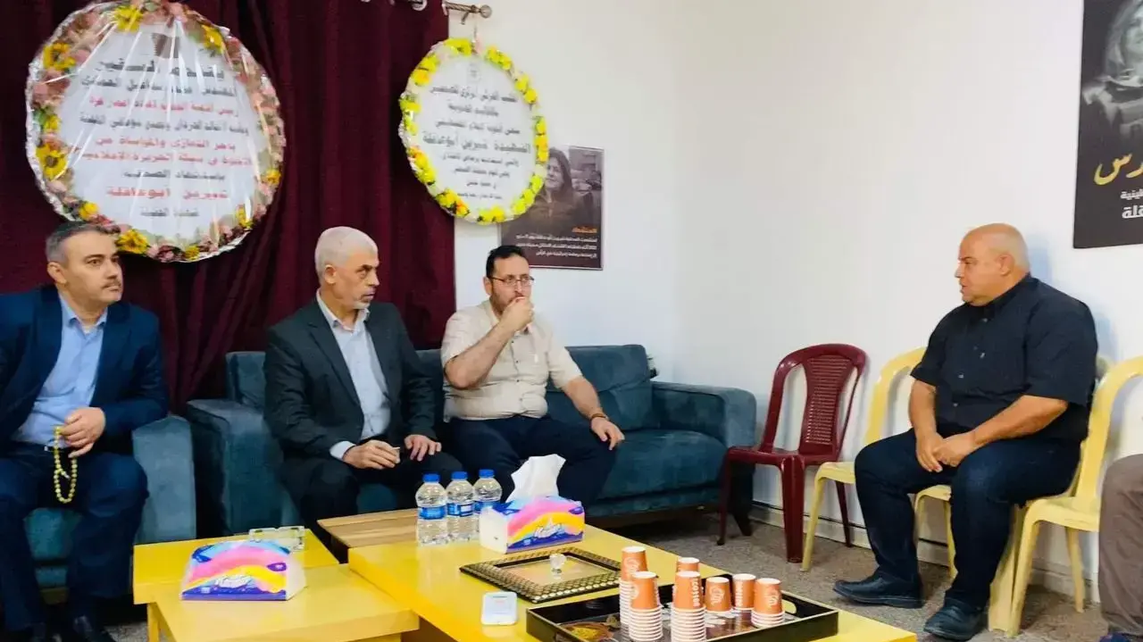 מנהיג חמאס יחיא סינוואר בביקור תנחומים במטה אל ג'זירה בעזה, 14 במאי 2022 מנהיג חמאס יחיא סינוואר בביקור תנחומים במטה אל ג'זירה בעזה, 14 במאי 2022