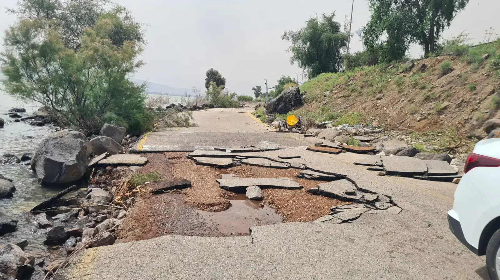 נזקי הסופה אמש בחופי איגוד ערים כינרת, כביש הרוס נזקי הסופה אמש בחופי איגוד ערים כינרת, כביש הרוס