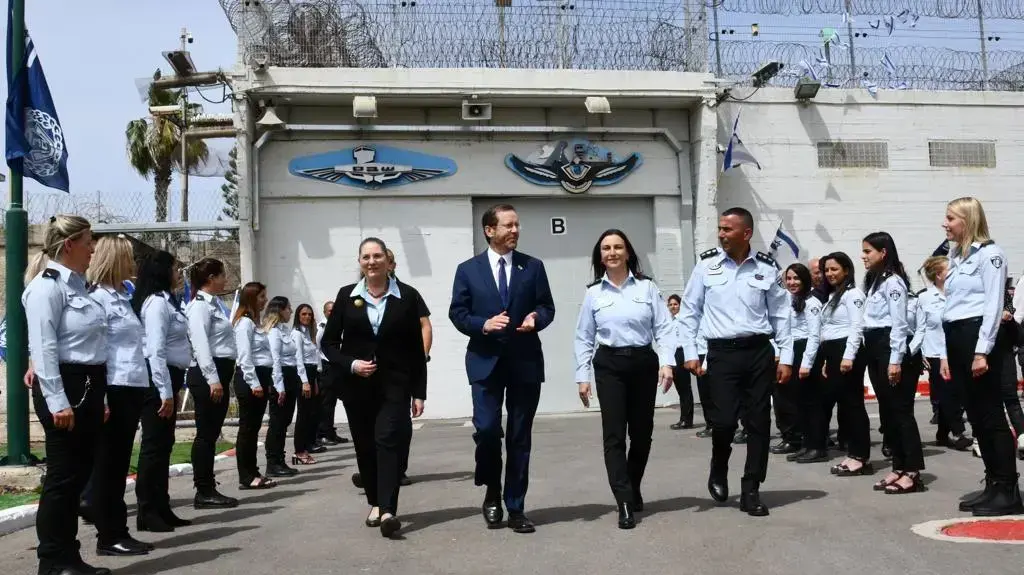 נשיא המדינה יצחק הרצוג בביקור בבית הכלא איילון, 16 במאי 2022 נשיא המדינה יצחק הרצוג בביקור בבית הכלא איילון, 16 במאי 2022