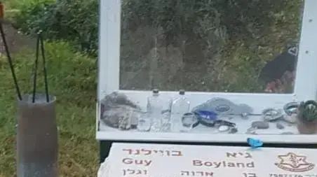 קברו של גיא בוילנד בחלקה הצבאית בבית הקברות בגינוסר קברו של גיא בוילנד בחלקה הצבאית בבית הקברות בגינוסר