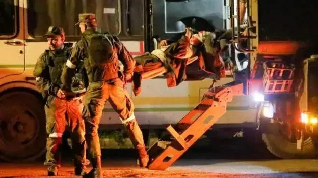 חיילים אוקראינים ממפעל הפלדה אוזבסטל מגיעים לנובואזובסק, אוקראינה. 17 במאי 2022