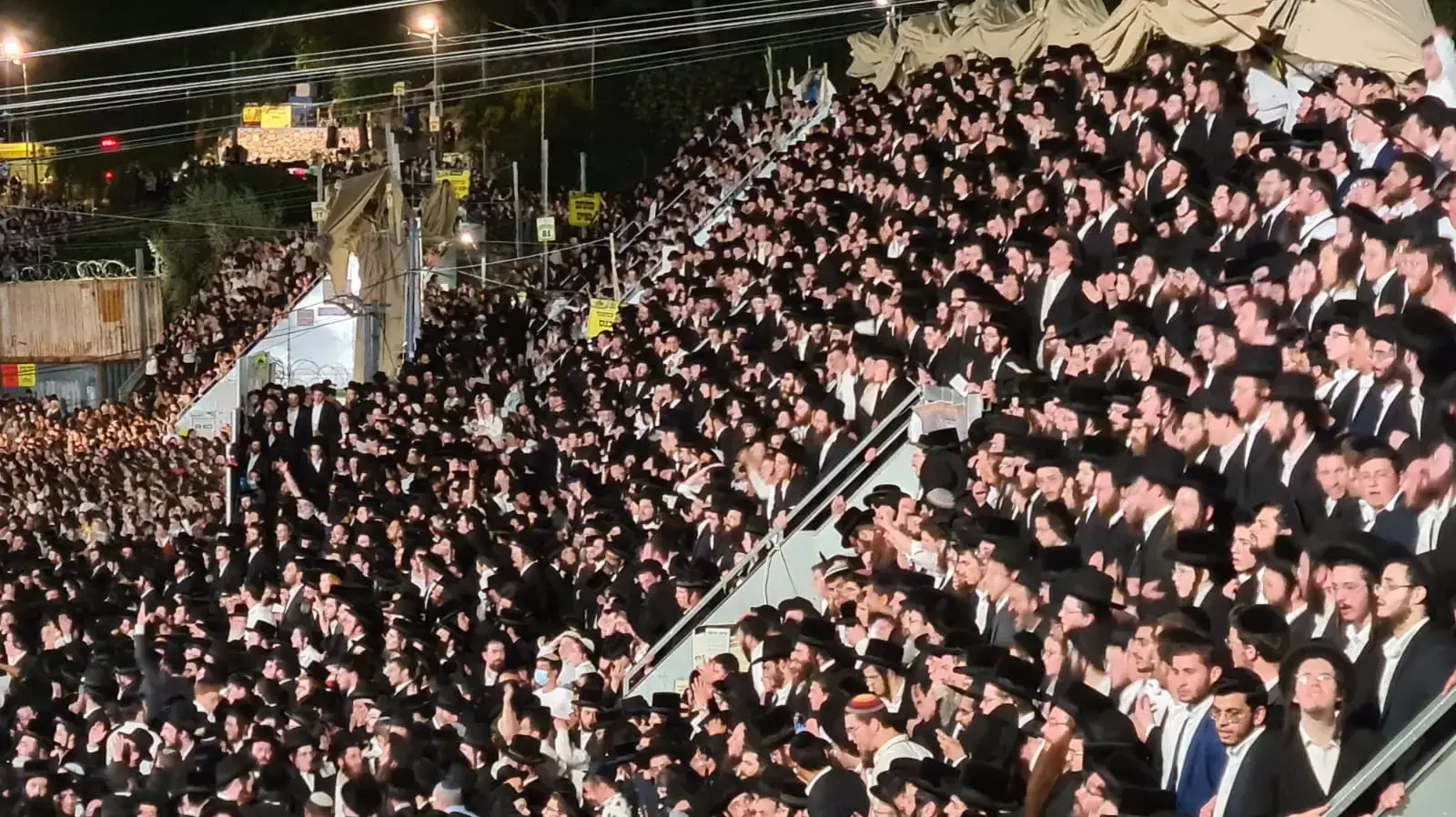 אלפי חסידים על הטריבונה בלילה בו התרחש אסון מירון אלפי חסידים על הטריבונה בלילה בו התרחש אסון מירון