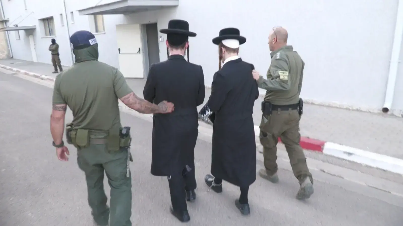 שוטרי היחידה המרכזית של מחוז צפון עצרו מיניבוס עם נשים וגברים, אשר חלקם משתייכים לפלג חרדי קיצוני ועמם קאטרים, סכינים יפנים ועוד שנועדו לחבלה במהלך ההילולה במירון שוטרי היחידה המרכזית של מחוז צפון עצרו מיניבוס עם נשים וגברים, אשר חלקם משתייכים לפלג חרדי קיצוני ועמם קאטרים, סכינים יפנים ועוד שנועדו לחבלה במהלך ההילולה במירון