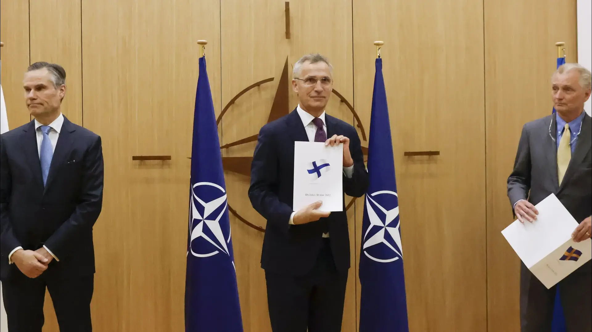 שגריר פינלנד לנאט"ו (שמאל) קלאוס קורהונן, מזכ"ל נאט"ו ינס סטולטנברג, שגריר שבדיה אקסל ורנהוף בטקס הגשת בקשה רשמית להצטרפות לנאט"ו, בריסל, 18 במאי 2022
שגריר פינלנד לנאט"ו (שמאל) קלאוס קורהונן, מזכ"ל נאט"ו ינס סטולטנברג, שגריר שבדיה אקסל ורנהוף בטקס הגשת בקשה רשמית להצטרפות לנאט"ו, בריסל, 18 במאי 2022