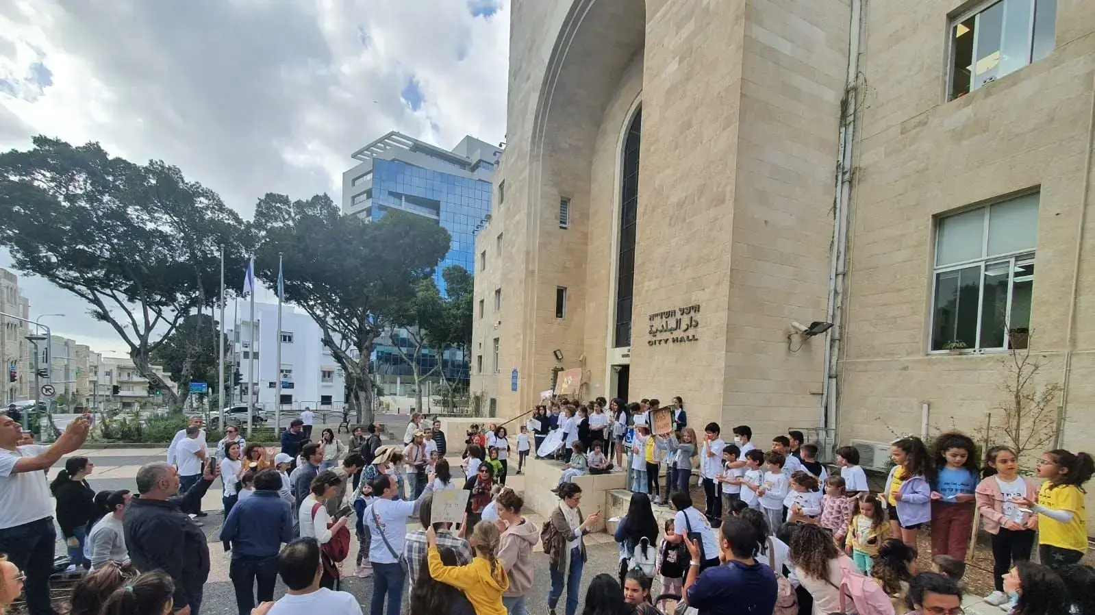 הפגנת תלמידי בית הספר הדו לשוני בחיפה מול היכל העירייה הפגנת תלמידי בית הספר הדו לשוני בחיפה מול היכל העירייה