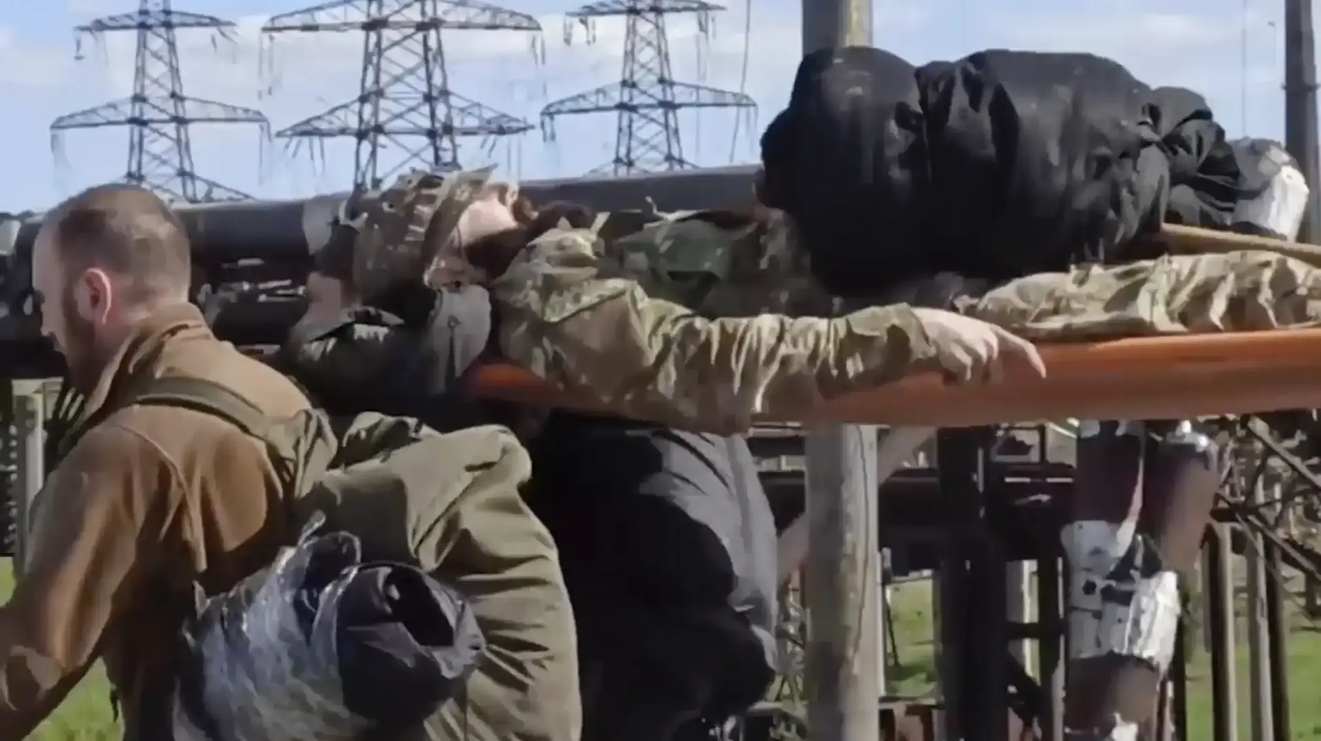 חיילים מפונים ממפעל אזובסטל, מריופול, 17 במאי 2022 חיילים מפונים ממפעל אזובסטל, מריופול, 17 במאי 2022