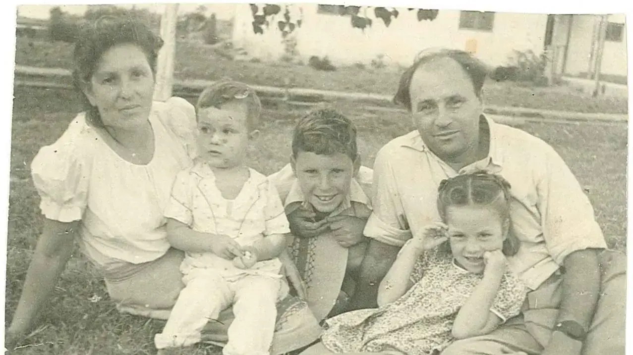 גרשום זהרהרי באמצע עם הוריו, מולה ורחל ואחיו, נורית ויוסי גרשום זהרהרי באמצע עם הוריו, מולה ורחל ואחיו, נורית ויוסי
